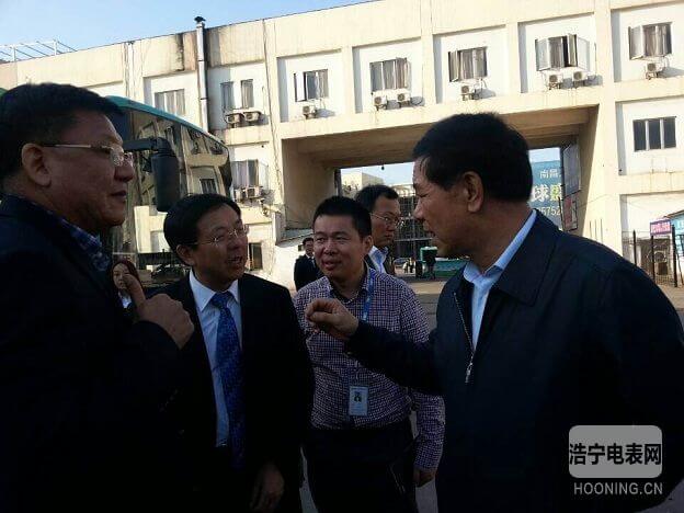 江西省常委、常務副省長莫建成參觀由科陸電子參與建設的國內首個民間資本投資新能源汽車充電站