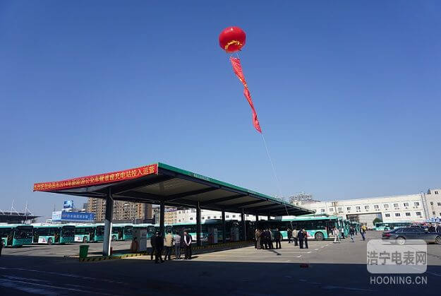 江西省常委、常務副省長莫建成參觀由科陸電子參與建設的國內首個民間資本投資新能源汽車充電站